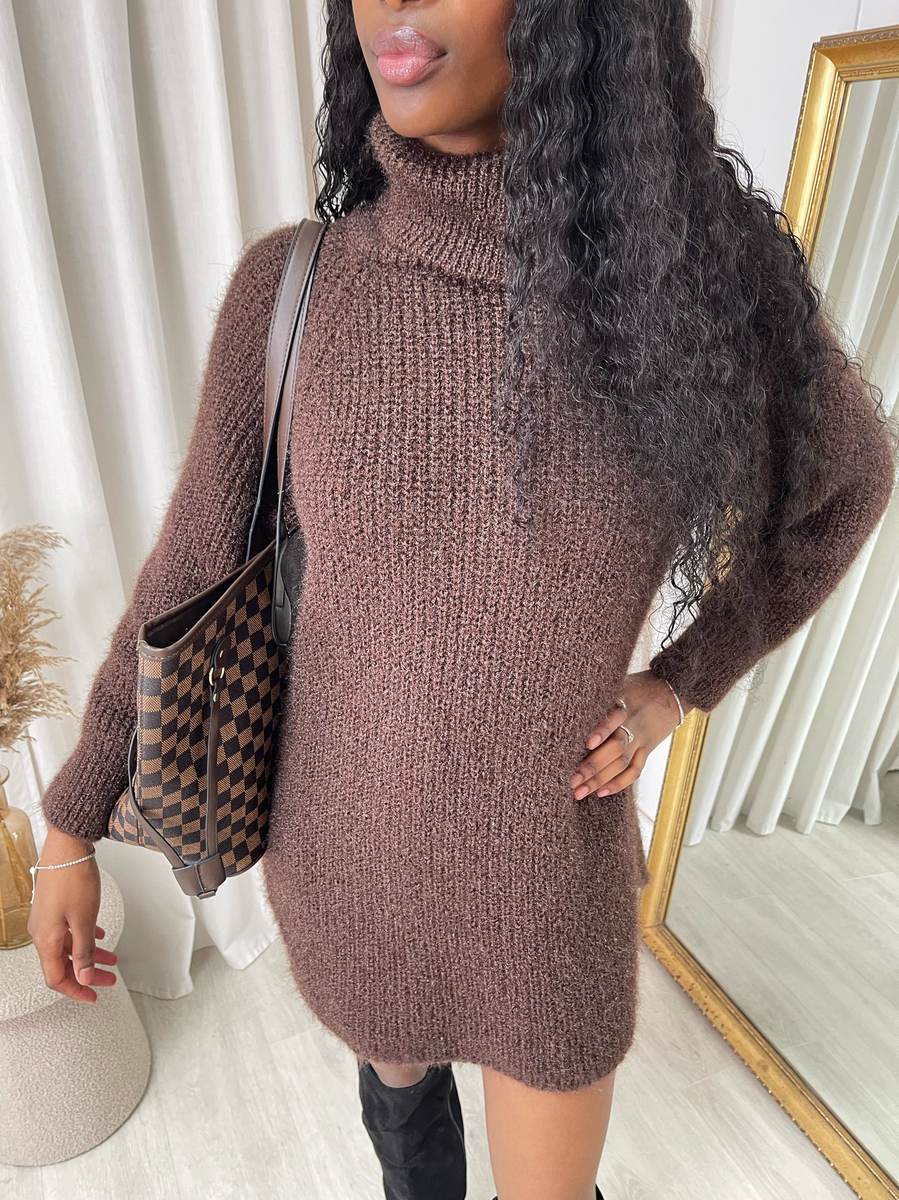 "Chunky roll neck knitted jumper in a cozy design, perfect for winter wear. Features a stylish roll neck and warm chunky texture."