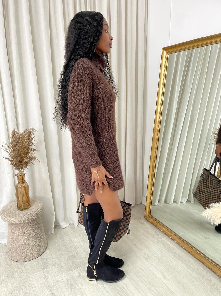 "Chunky roll neck knitted jumper in a cozy design, perfect for winter wear. Features a stylish roll neck and warm chunky texture."