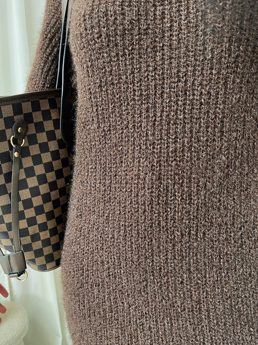 "Chunky roll neck knitted jumper in a cozy design, perfect for winter wear. Features a stylish roll neck and warm chunky texture."