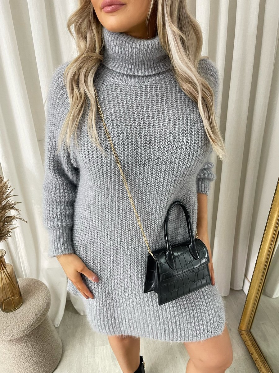 "Chunky roll neck knitted jumper in a cozy design, perfect for winter wear. Features a stylish roll neck and warm chunky texture."