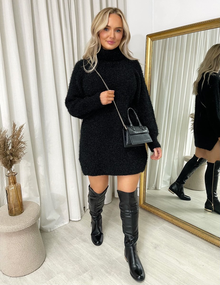 "Chunky roll neck knitted jumper in a cozy design, perfect for winter wear. Features a stylish roll neck and warm chunky texture."