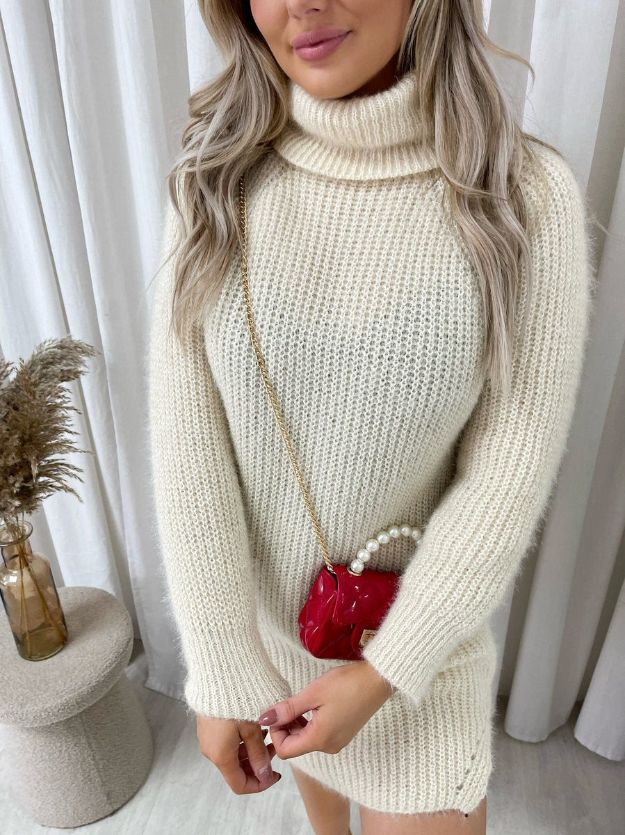 "Chunky roll neck knitted jumper in a cozy design, perfect for winter wear. Features a stylish roll neck and warm chunky texture."