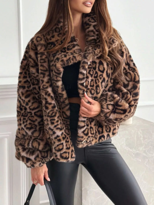 Leopard-print faux fur cropped jacket with open collar, long sleeves, leopard pattern